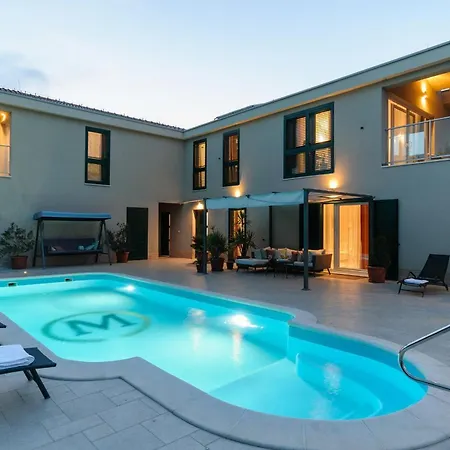 Luxury With Heated Pool, Terrace, And Outdoor Amenities For Relaxation Villa *