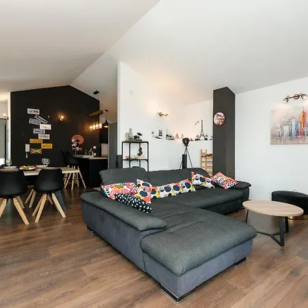 Luxury With Heated Pool, Terrace, And Outdoor Amenities For Relaxation *