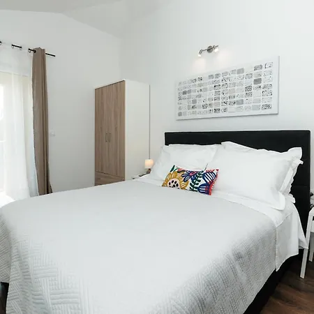 Villa Luxury With Heated Pool, Terrace, And Outdoor Amenities For Relaxation