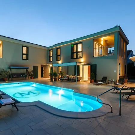 Luxury With Heated Pool, Terrace, And Outdoor Amenities For Relaxation *