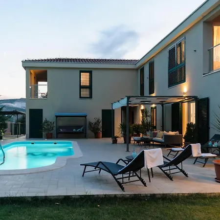 Villa Luxury With Heated Pool, Terrace, And Outdoor Amenities For Relaxation