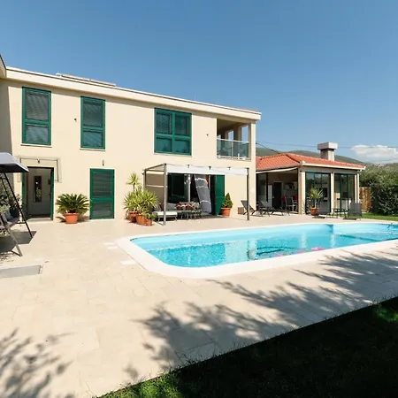 Villa Luxury With Heated Pool, Terrace, And Outdoor Amenities For Relaxation